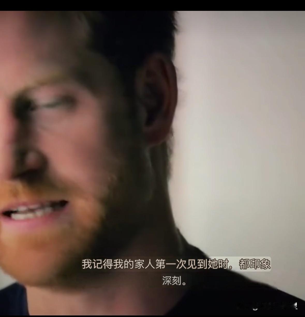 在这段令人尴尬的视频片段中，哈里王子表现出他真心相信梅根是出于爱才与他在一起的。