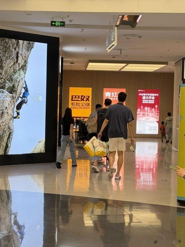 广东男篮与北京男篮握手言和！广东男篮在东莞主场扳平比分后，翟晓川在赛后主动致敬