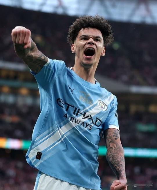 奥赖利已然跻身英超顶级边后卫行列。他不走传统下底套路，频繁内收后腰接球、冲击肋部