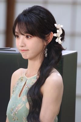 田曦薇出席品牌活动身穿新中式连衣裙尽显古典优雅不失清新性感美长发加持添