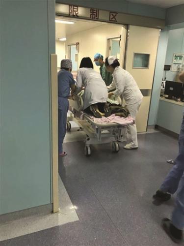 孕妇突发宫缩 “生死门”前7分钟医生跪床救女婴