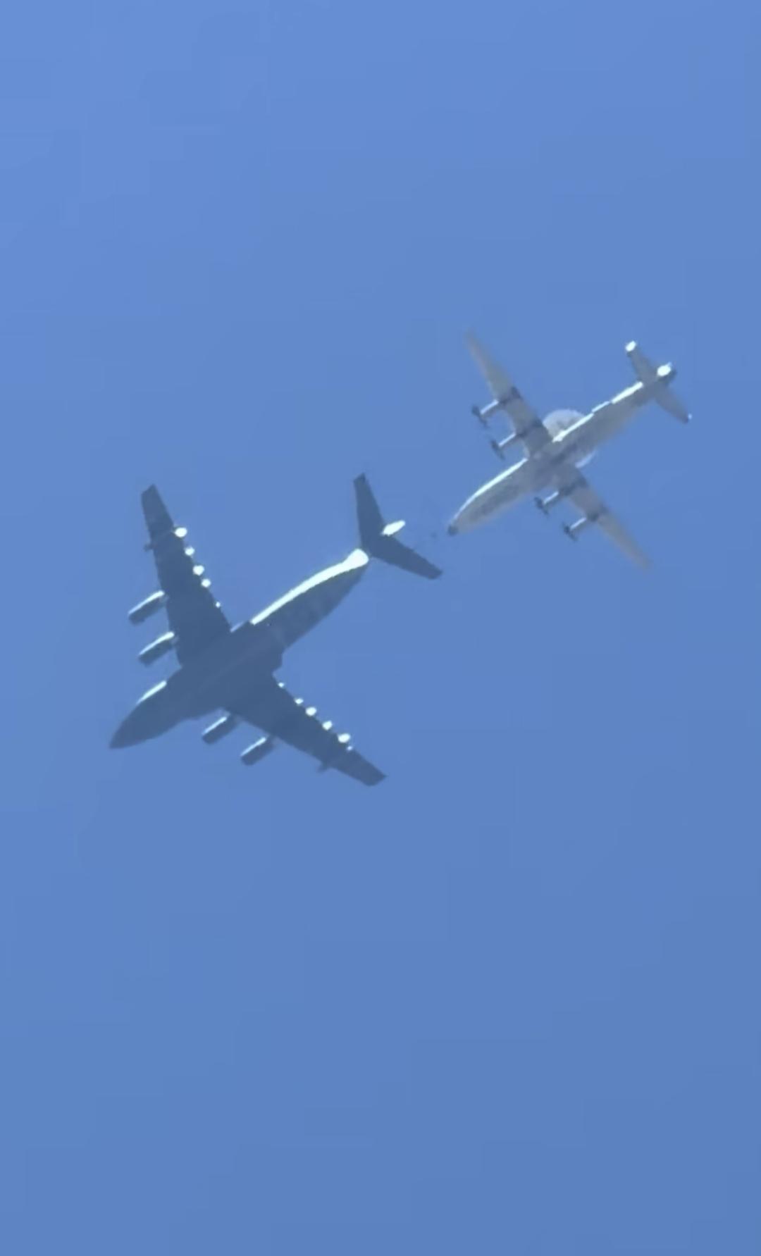 运油-20加油机在给空警-500A预警机进行空中加油。给大型飞机加油时，必须使用