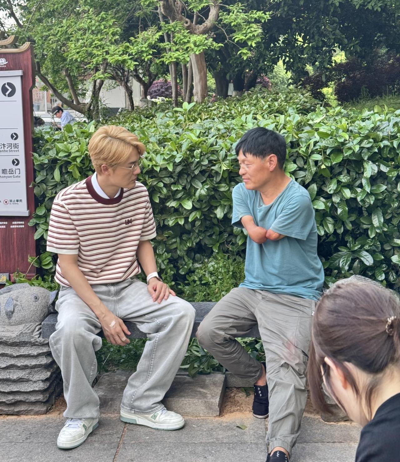 47岁吴克群现身岳阳巴陵广场，帮一位残疾人卖书法作品，他不顾明星形象，坐在地上向