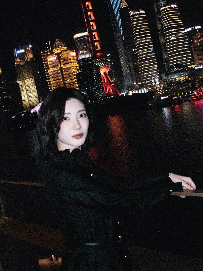 最近江疏影在出席时尚活动的时候走经典的黑白搭配风格，看上去超有高级感，确实是太迷