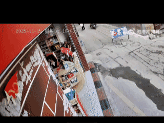 近日，佛山的一名男子骑着电动车遛狗，路过一家店铺门口停下，狗狗便跑到士多店门口撒