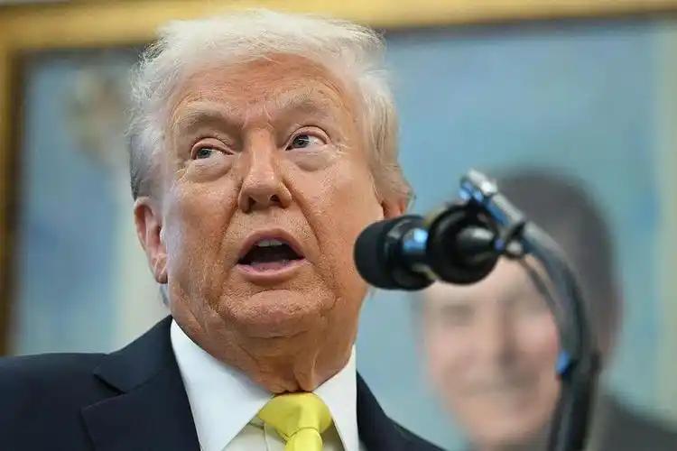 🇺🇸美国的“大门”彻底焊死了！特朗普这回是直接摊牌，不装了！深夜发文，一