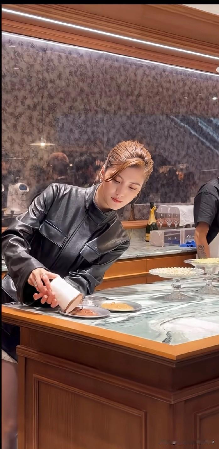 吴千语确实有那种“许妍式”的劲头！第一眼是颜值吸引，但越了解越佩服，这姑娘自律到