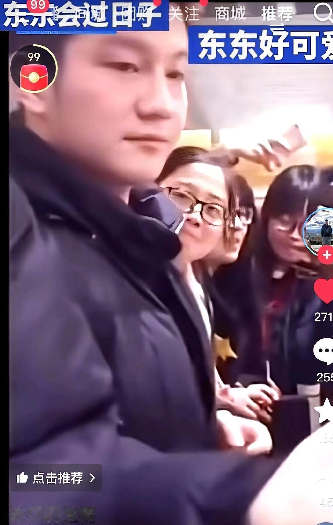 专门掏两万多请粉丝们搓一顿饭，但结账的时候呢？他还偷偷跟老板嘀咕，能不能给个优惠