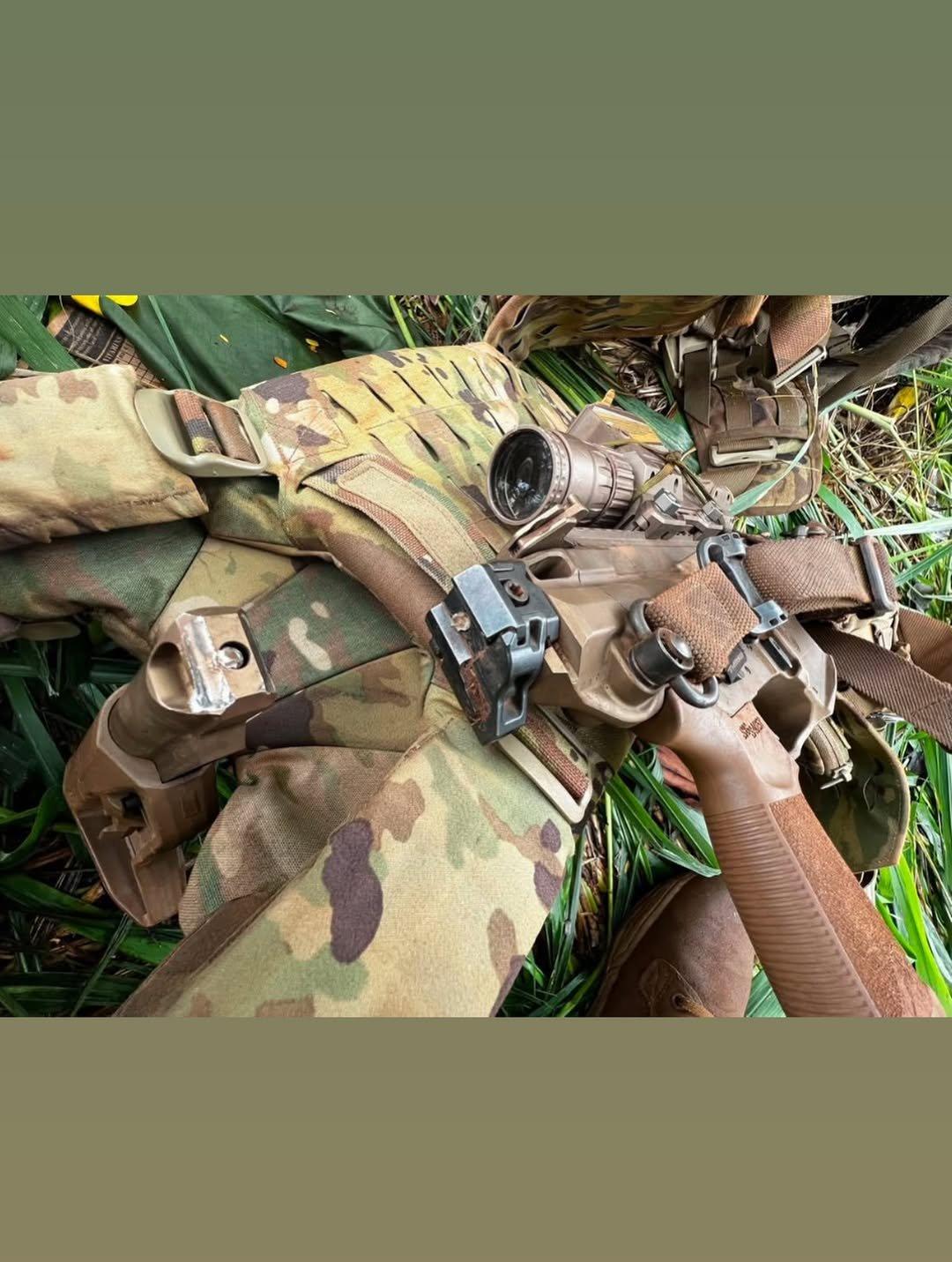 在CALFEX（联合兵种实弹演习）的空包弹射击环节中，一支SIGM7枪的枪托断