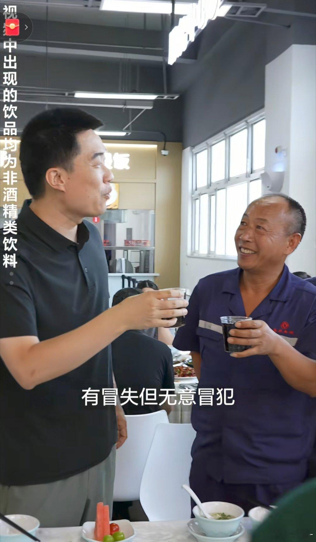 李想请乘龙卡车司机吃饭李想邀请卡车司机们吃饭，饭桌上李想说：“多少让很多的乘龙