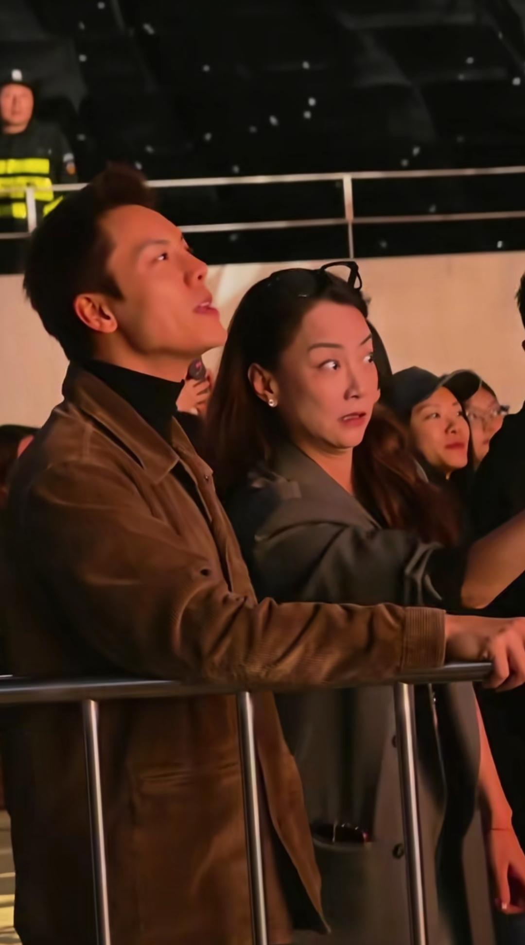 11月9日晚上，陈伟霆和霍汶希现身苏州，专门来为谢霆锋助阵，谢霆锋的演唱会还是挺