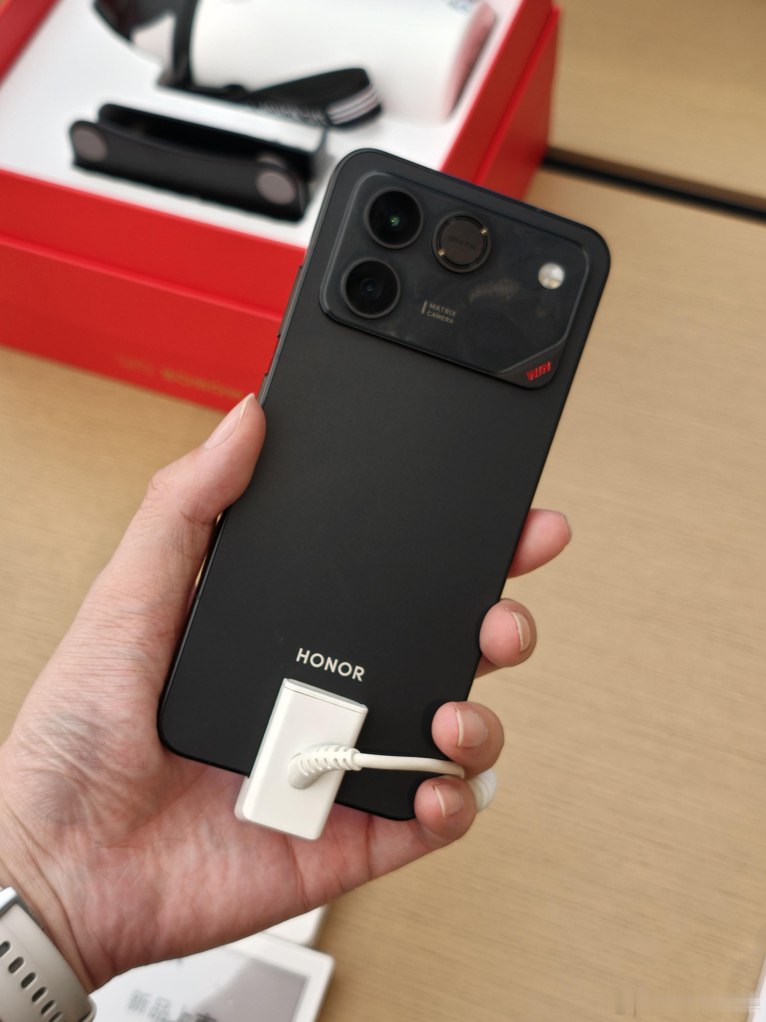 机场摸到还没发布的荣耀Win了，掂量着和电池那样有些重量，风扇在后盖，平放在桌子