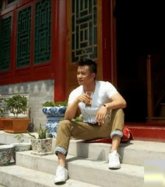 2004年，他花260万在北京买了两套连厕所都没有，破破烂烂的四合院，当时所有的