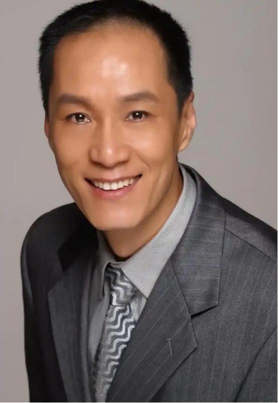 冯远征说：“我有一次在一个小区里面拍戏，正好休息，我就站在那个楼道门口，然后突然