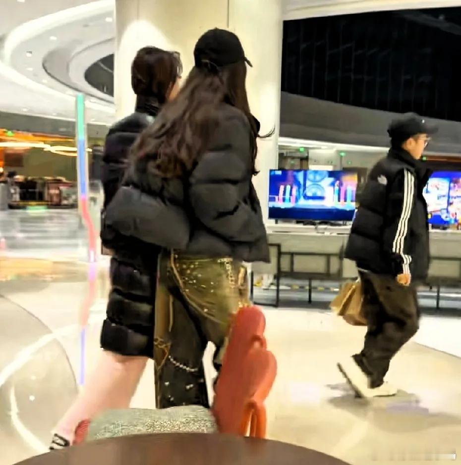 有网友在北京偶遇古力娜扎，她带她亲姐吃火锅！这新疆姑娘是真漂亮啊，她姐姐也挺好看