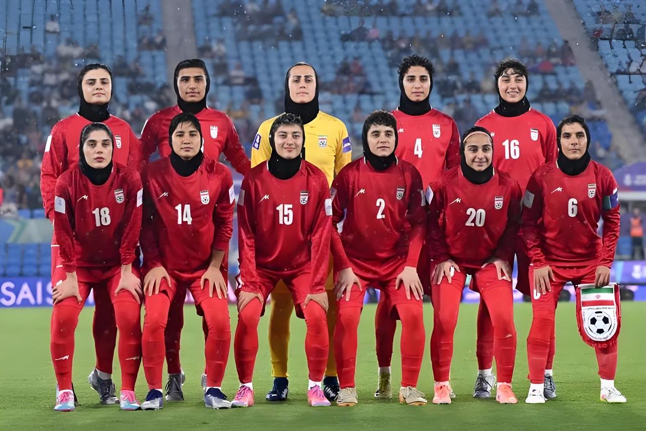 3月15日，伊朗女足国家队队长扎赫拉·甘巴里撤回了在澳大利亚的庇护申请，飞机经停