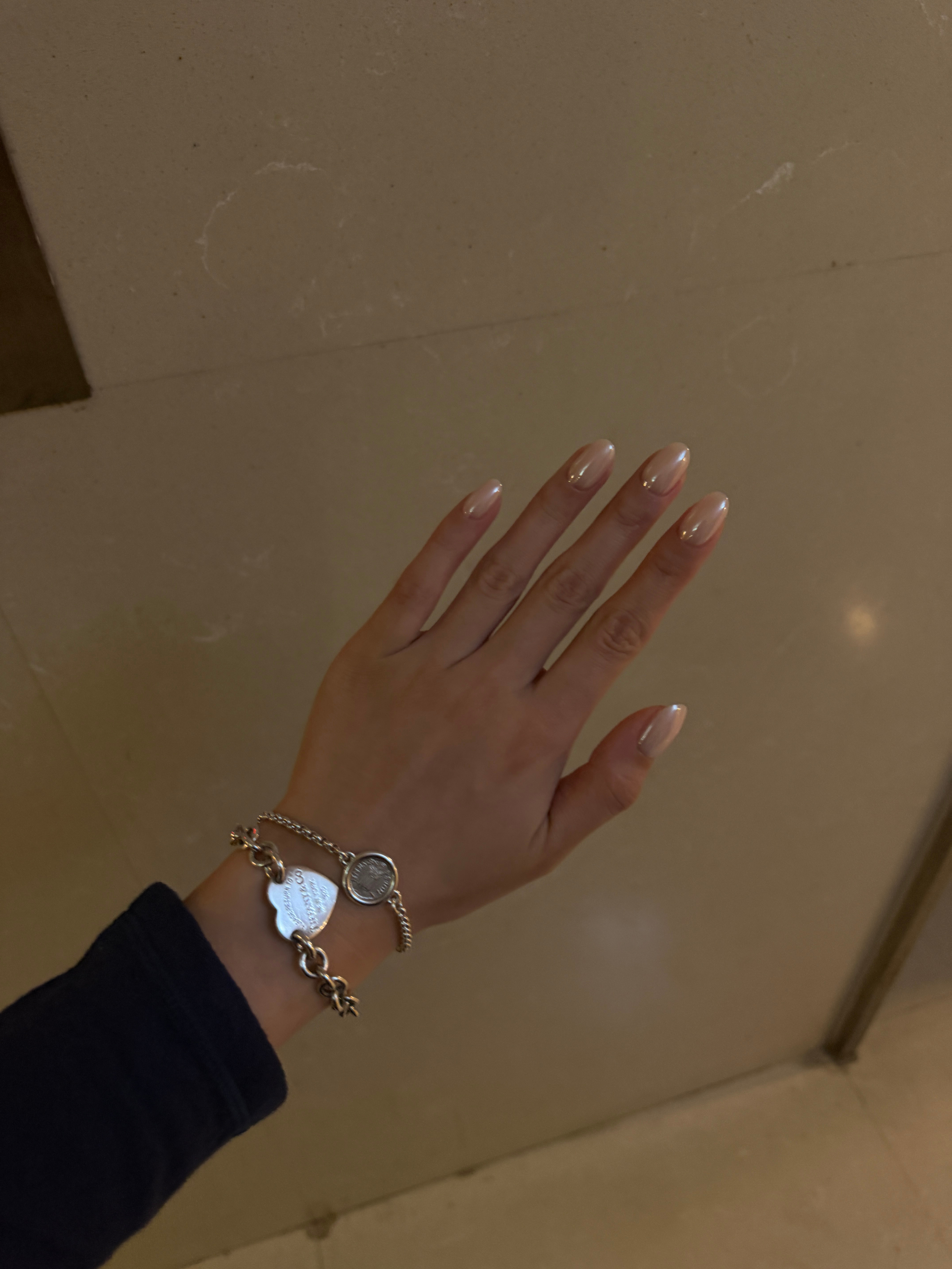 不显黑的美甲我不做底色是这个，然后蹭了粉！简单！明了！结束！​​​