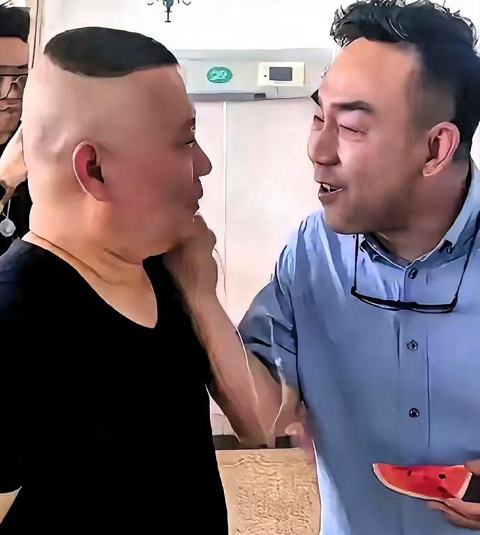 杨议在直播里把手机往桌上一拍。“曹云金到现在都没给我回信。”他等这个回信