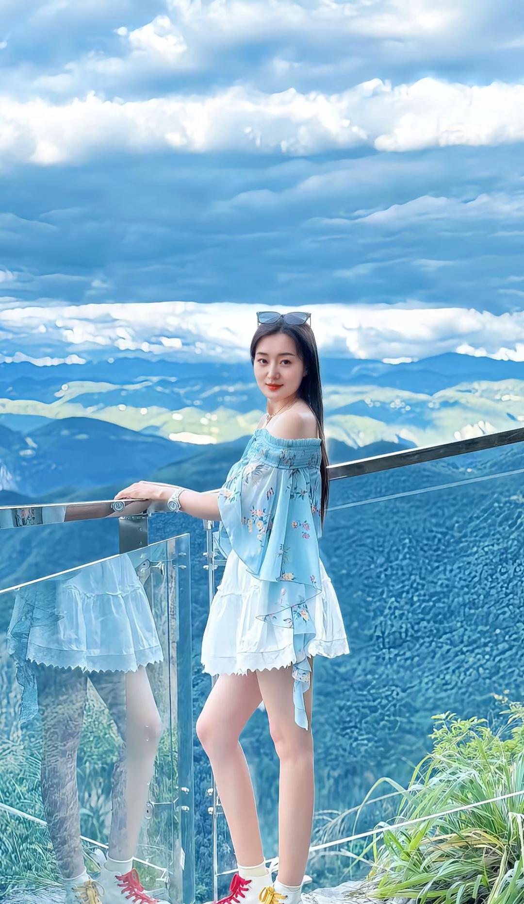 云海之上，少女轻舞，蓝裙飘逸，仙气缭绕。