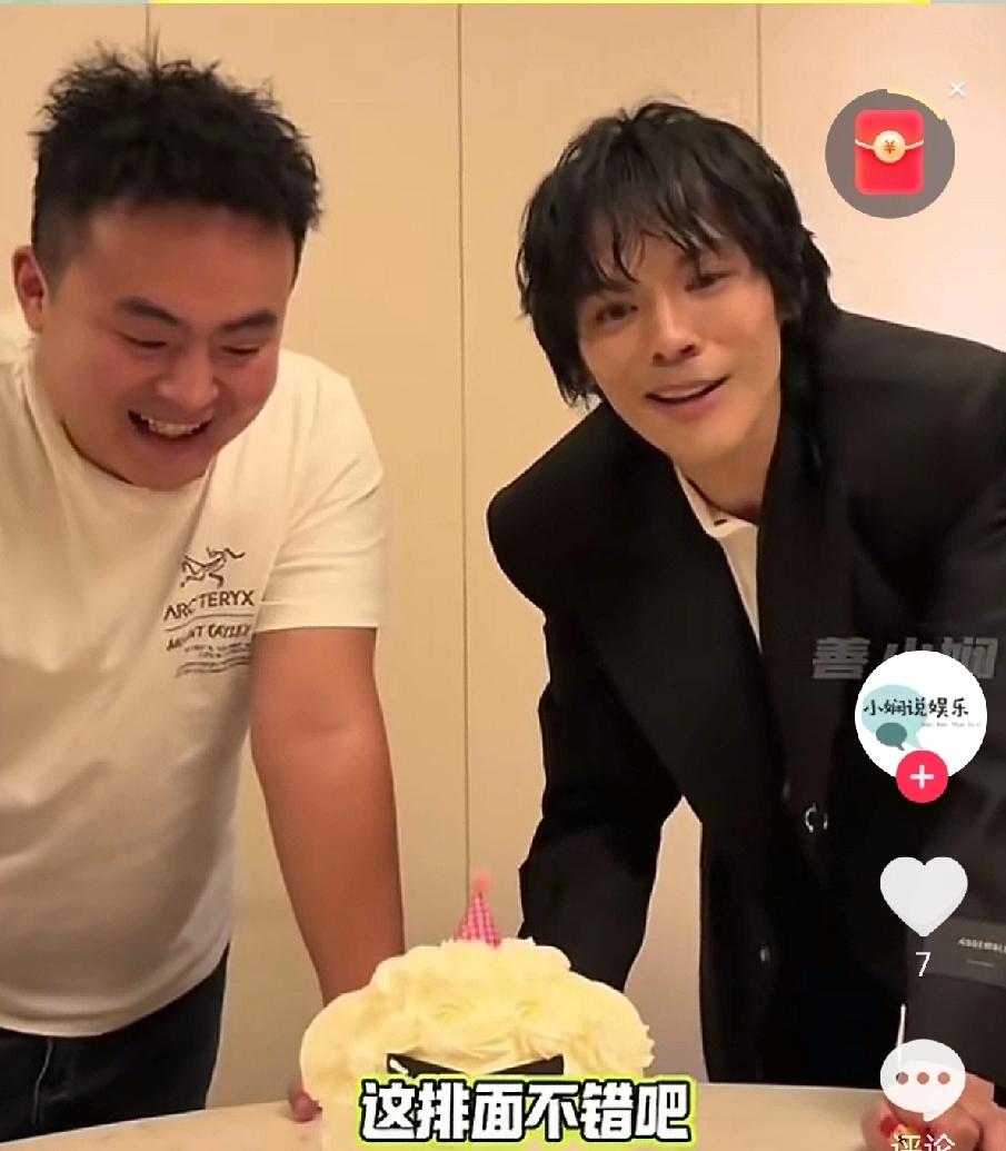 我真是服了向佐了！这么蹭热度！直播间标题挂着“王一博”大名，大家一看