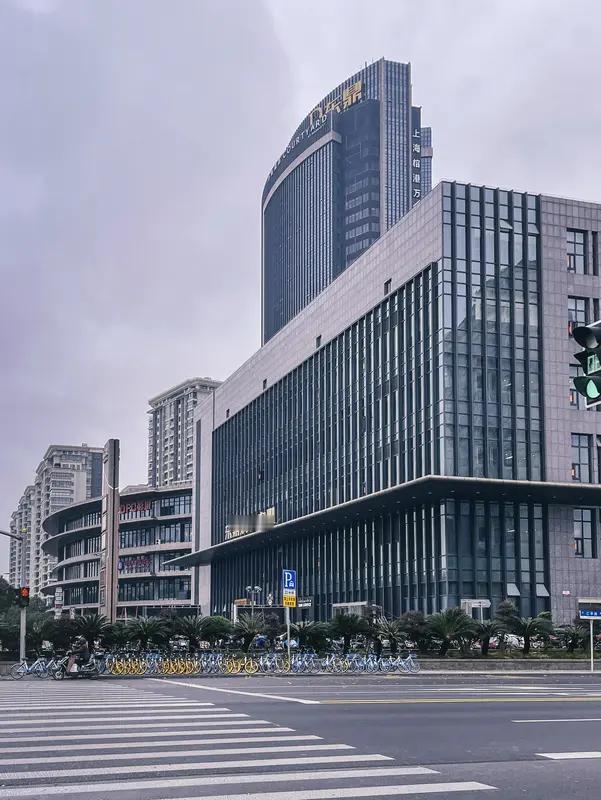 “我以为这辈子要结束了！”这可不是一句玩笑话。义乌的李女士，一位40多岁的服装老