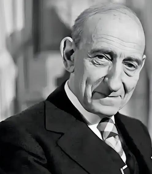 法国思想家雷蒙·阿隆说：苏联和法西斯并无区别，那里没有政治自由，人民只获得了一个