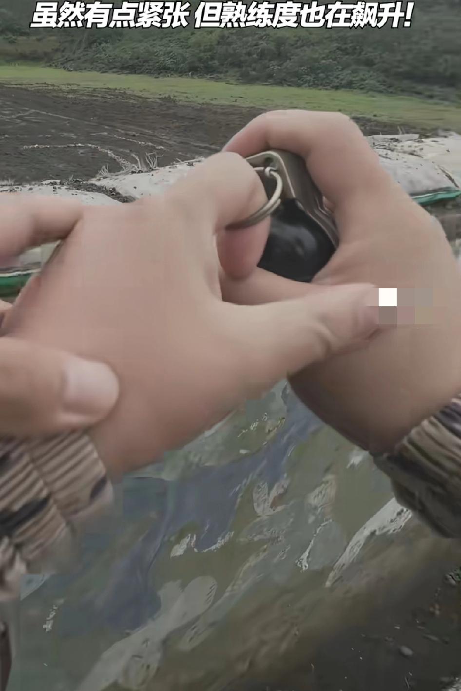 准备开始全民普及了？国家开始教怎么使用手榴弹了，眼睛看会了，请问小黄车在哪儿？