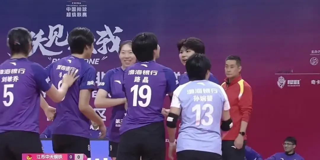 16岁，身高1米93，拦网成功率42%。她对面，是平均20.7岁的全国强队。