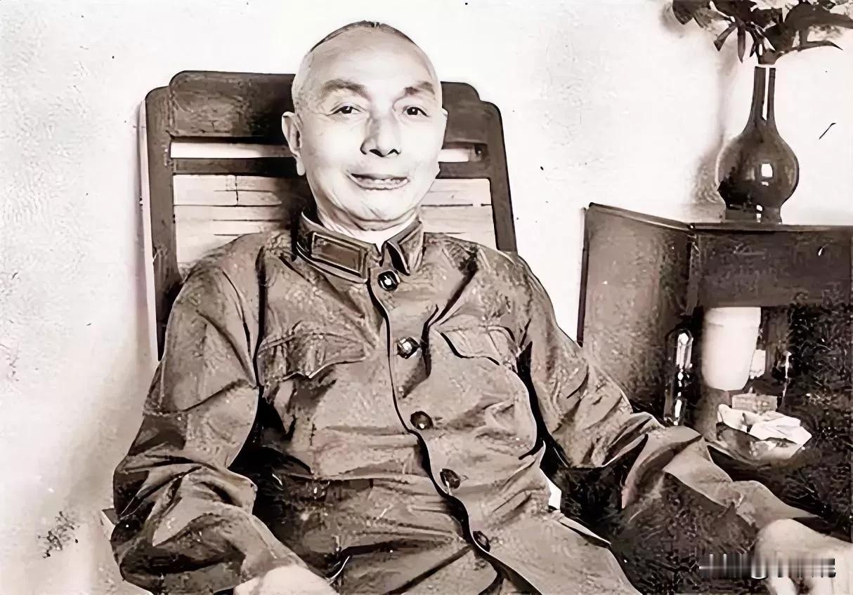 杜聿明去他家中做客，发现沙发上有补丁，遂上报，怀疑郭汝瑰是共谍，因为太清廉。