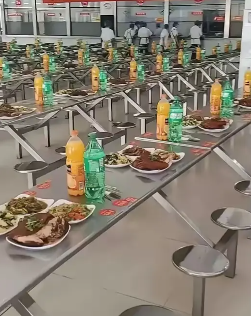 儿子食堂这一幕，简直惊呆我了