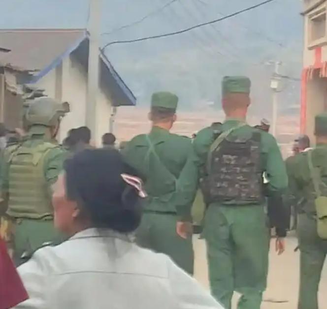 果敢同盟军的金矿再被围堵抗议！位置是木邦县联合区南榜村，大批村民组织围堵抗议