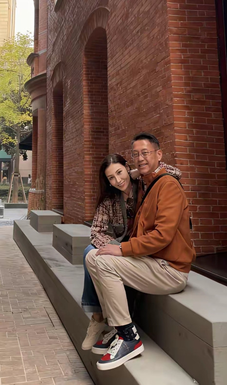 李嘉欣真是妥妥的人生大赢家。她年轻时凭绝美外貌摘得港姐桂冠，进入娱乐圈后，和众多