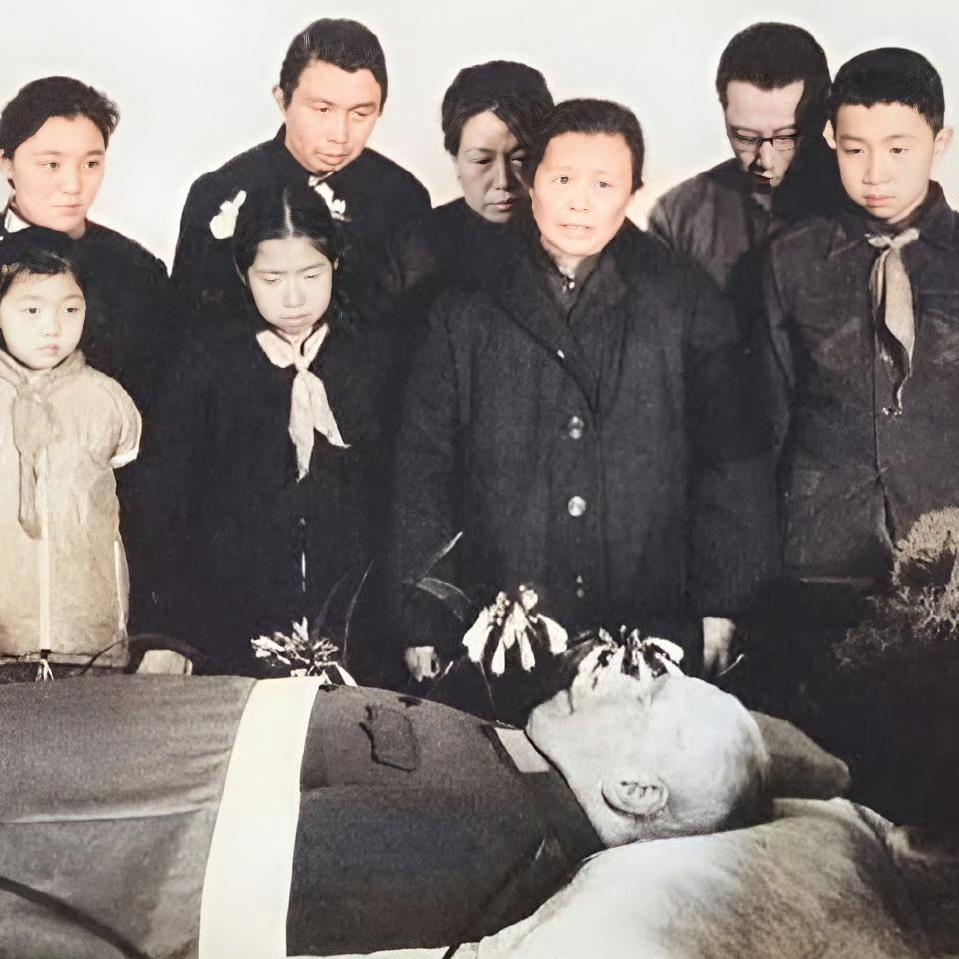 1984年，粟裕大将留在人世间的最后镜头，此时的粟裕大将已经去世，家人们站在他的