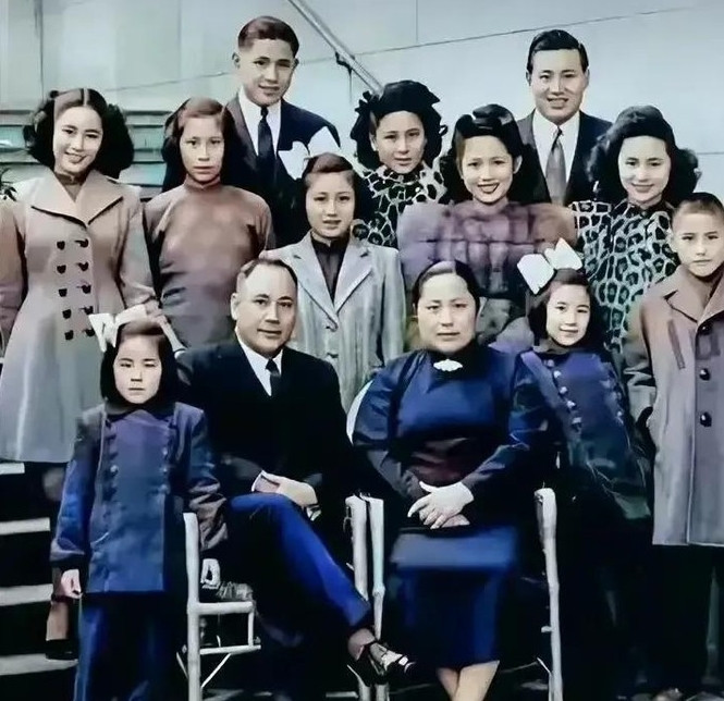 1947年上海滩最后的贵族，大资本家郭标全家福，子女们衣着讲究，颜值比过明星