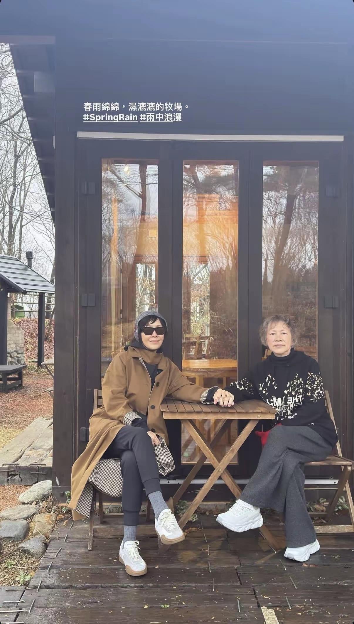 刘嘉玲与家人共赴海外旅行，80岁母亲衣着时髦、仪态大方，优雅气质更胜女儿，成为镜