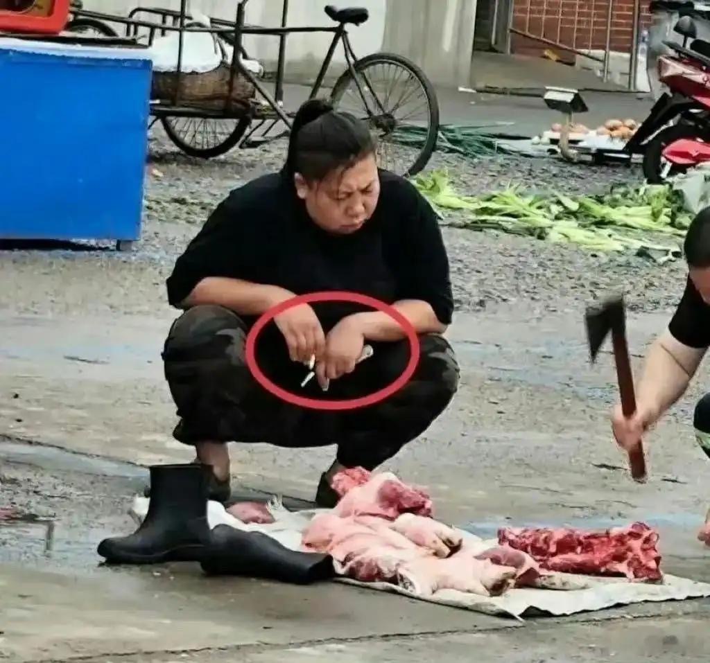 东北雨姐在路边摊卖肉，派头依旧十足