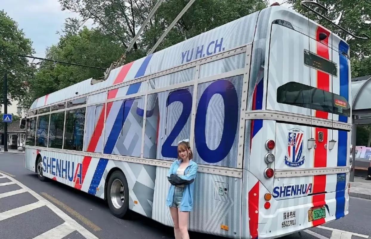 上海这么大都市容不下一辆公交吗？在网上看到申花球迷的帖子，印有于汉超标志的20路