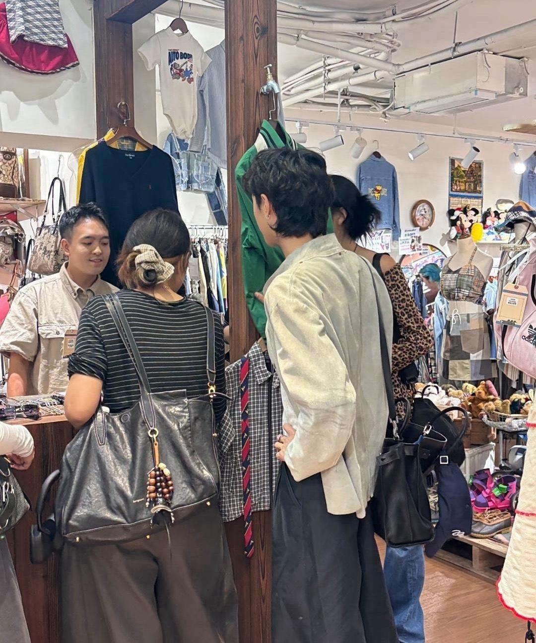 伊能静儿子恩利在四川一家廉价服装店买衣服，他本人非常瘦，个子挺高的，穿衣打扮很时