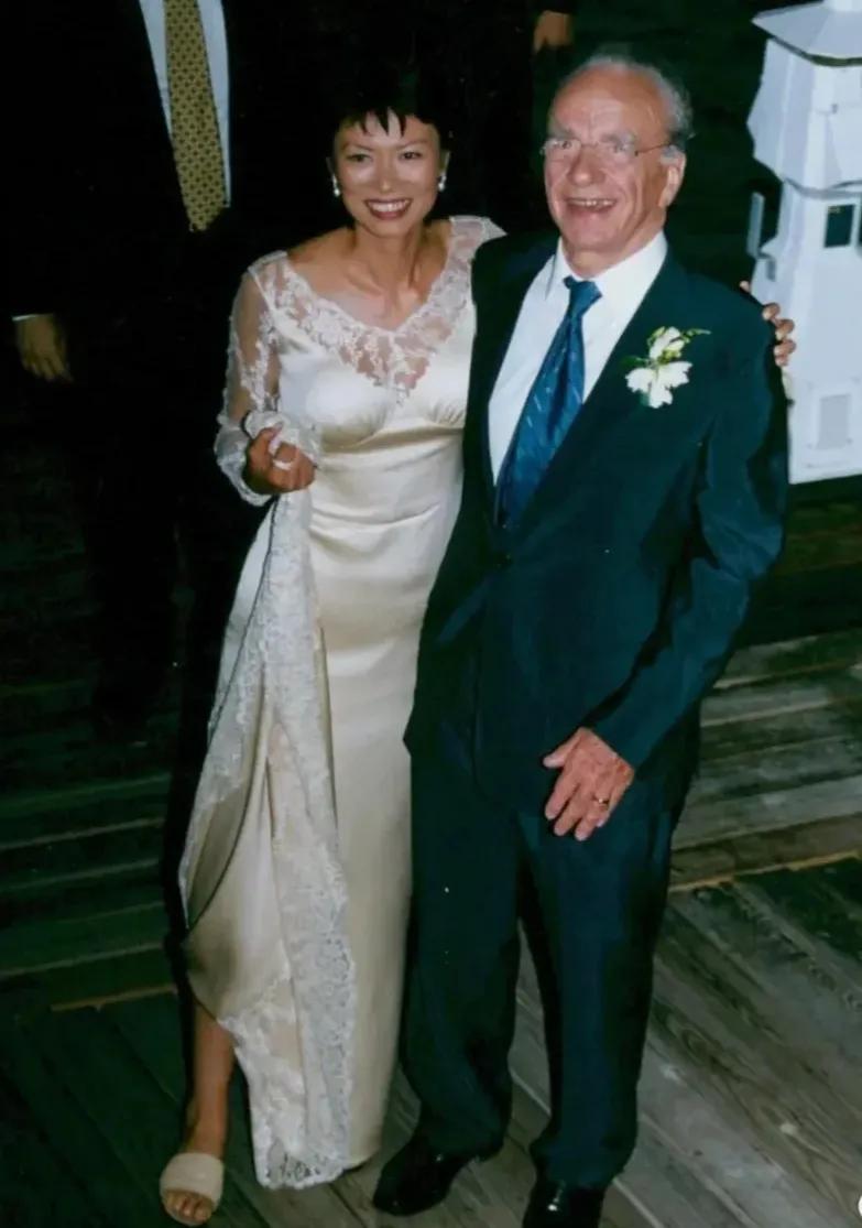 1999年6月，离婚才17天的默多克，迎娶了小自己38岁的邓文迪。虽然这已经是