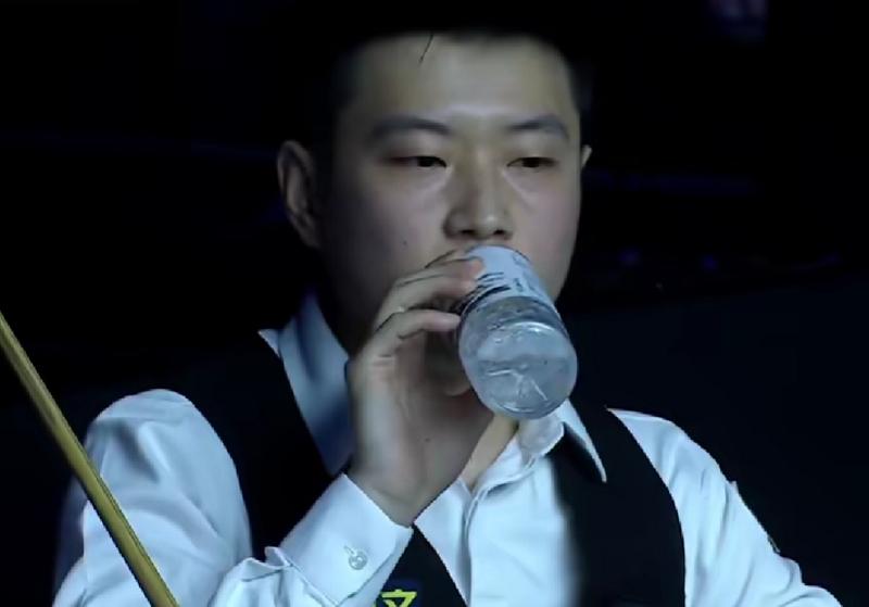 赵心童2:0领先，肖国栋暂时落后！斯诺克武汉公开赛进入四强争夺阶段，赵心童表现