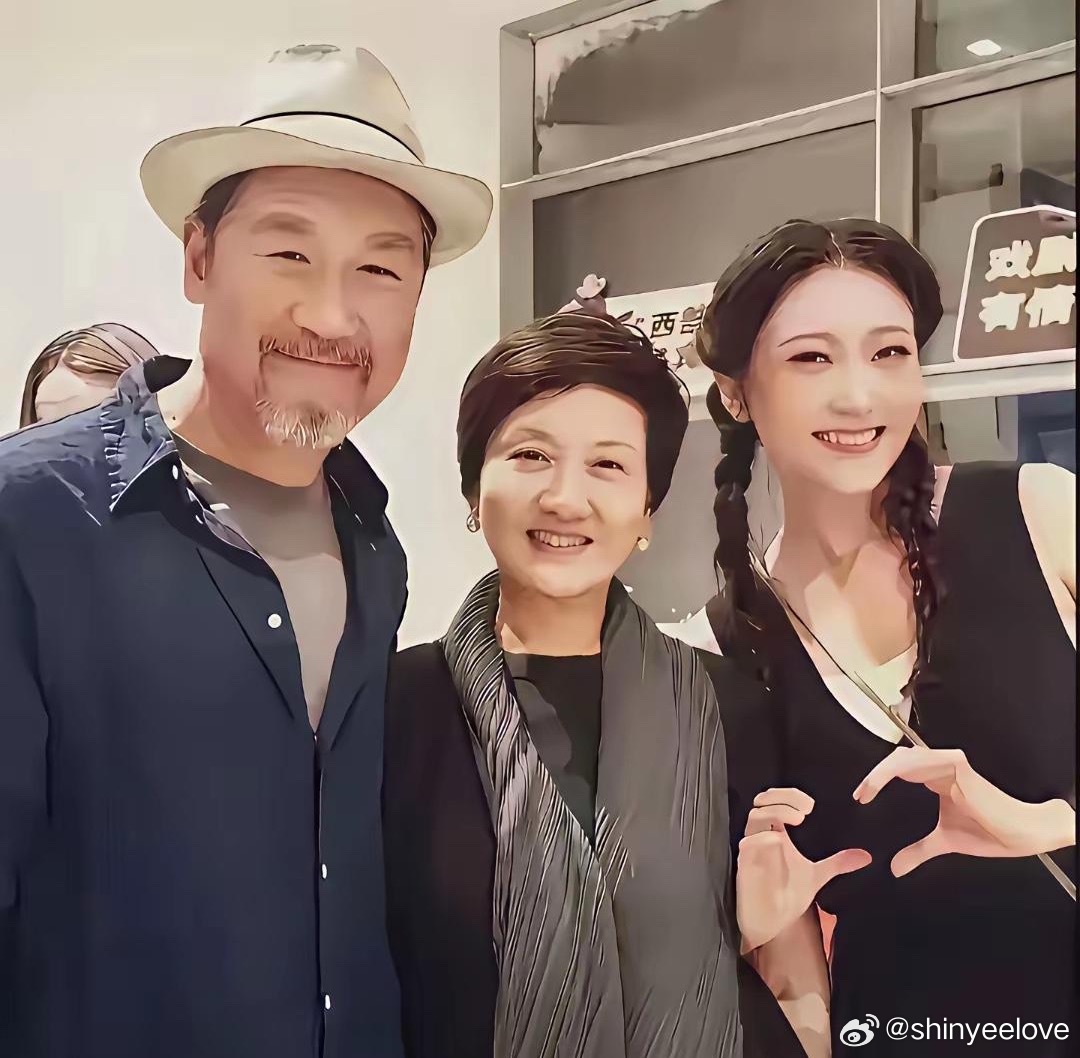 张国立夫妇收养的闺女张可碹长大了。眉眼间像极了张国立，邓婕对她视如己出​​​