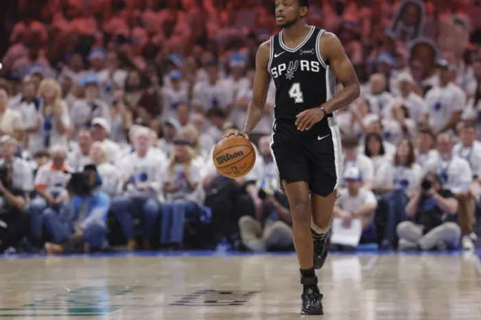 NBA总决赛第四场，尼克斯107-106战胜马刺。尼克斯下半场一度落后29分，最