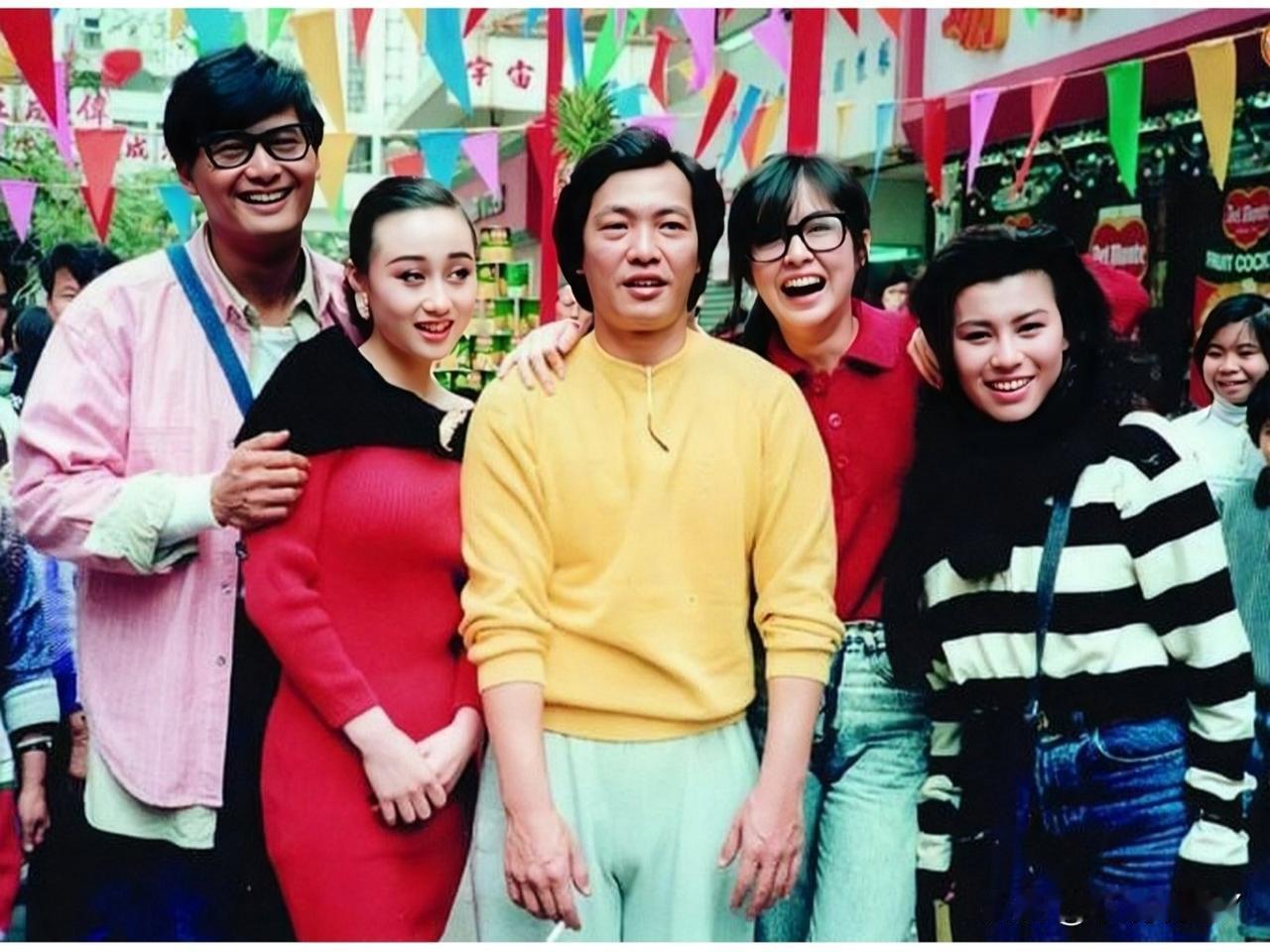 1988年，香港，周润发、利智、王钟、王祖贤、罗明珠同框的合影，真是惊艳了时光。