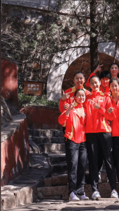中国女排张籽萱瓜女集训合影，今天去“跑山”了