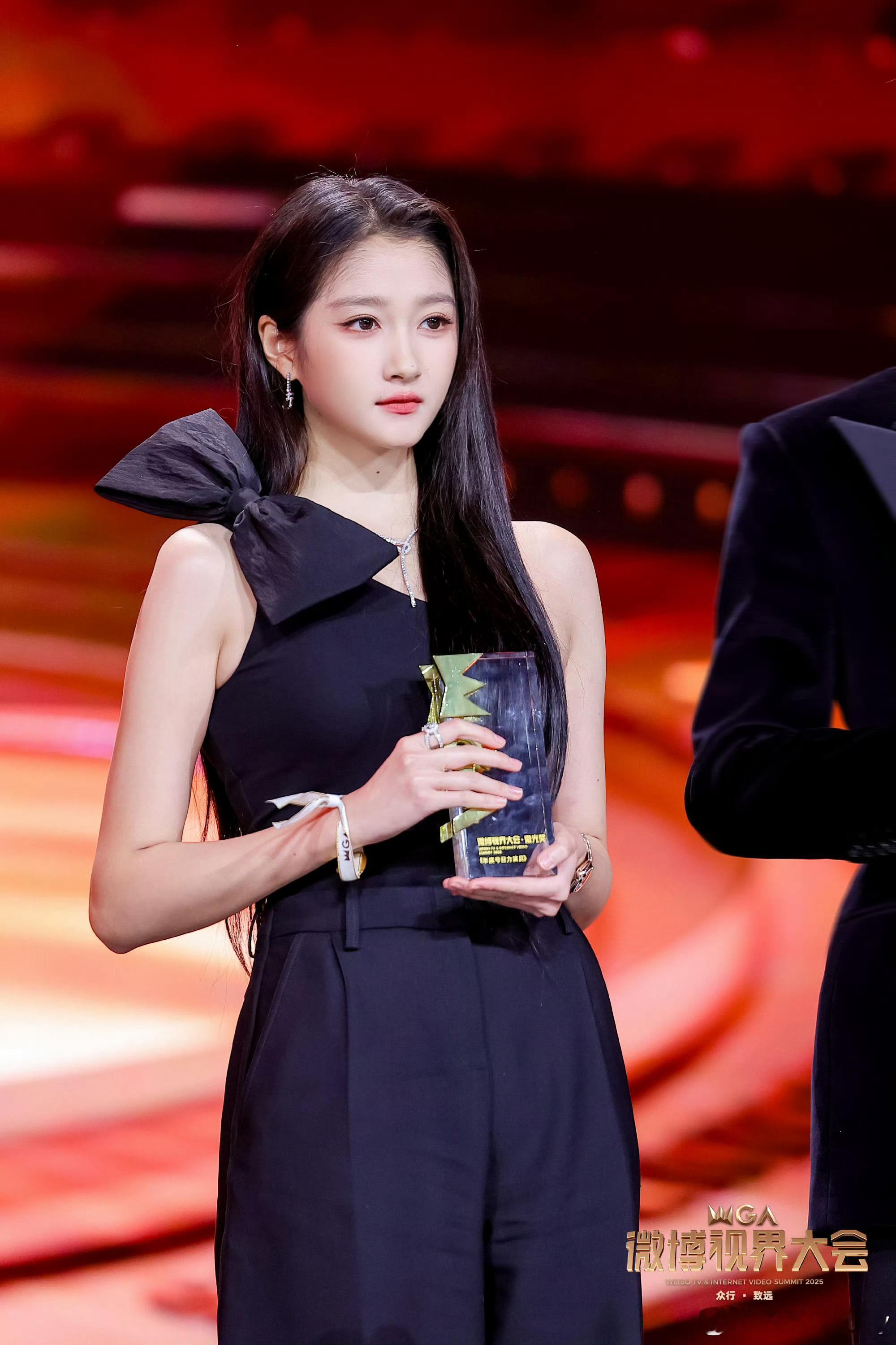 关晓彤又美出新高度了关晓彤的时尚蜕变：从青涩到锋芒的惊艳跃升。关晓