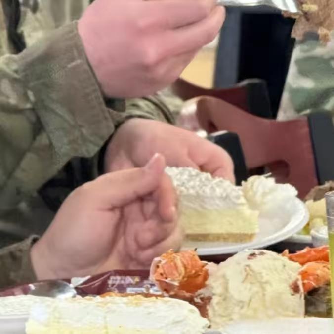 美军这“出征宴”的菜单，那是相当有水平——龙虾、蟹腿、牛排，不知道的还以为米其林