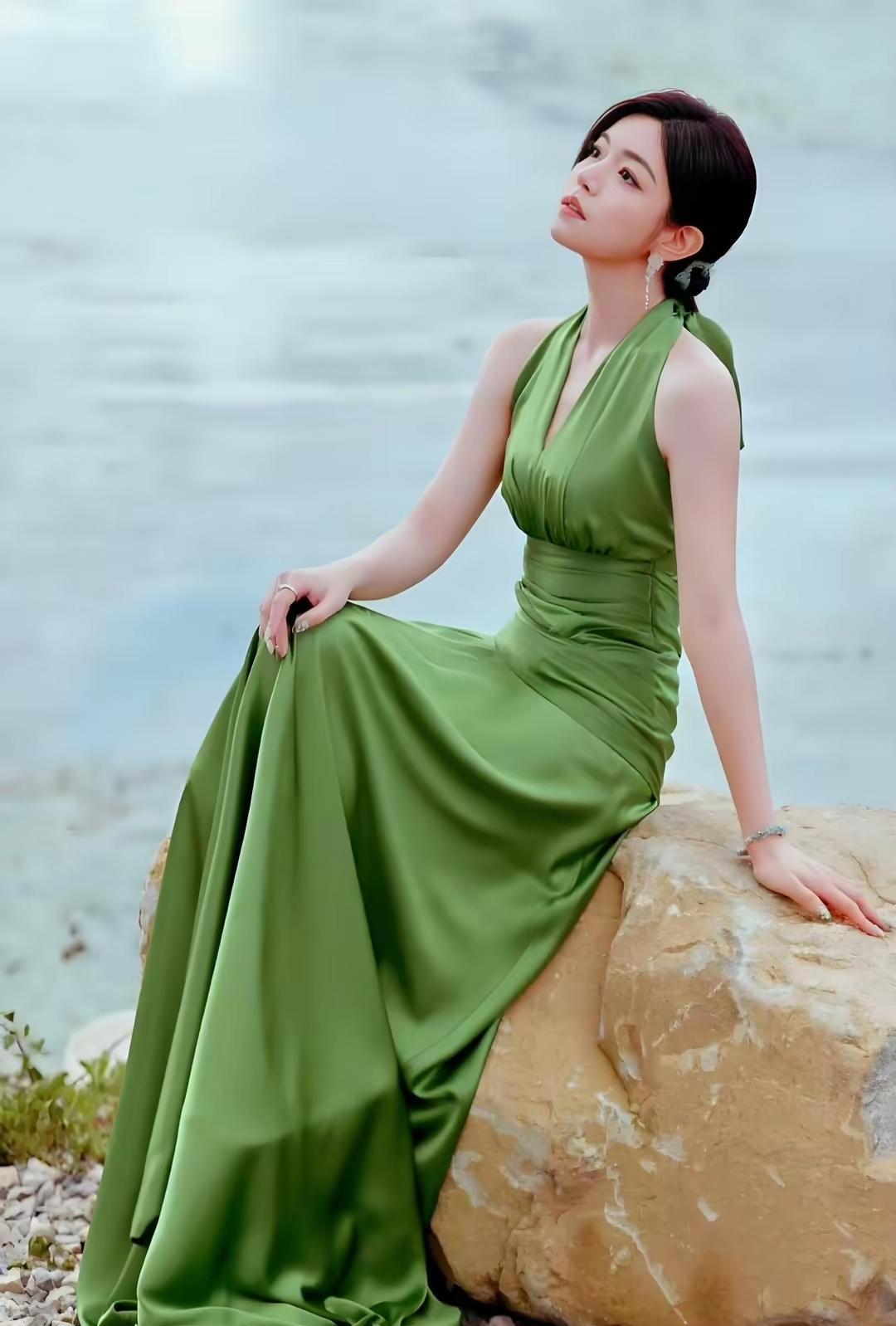 盯着陈妍希这张新图看了三秒，我生理不适了。那个穿白衬衫的沈佳宜，怎么把深V开到