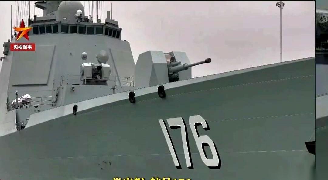 我跟你讲，我们可能都被“骗”了。央视那个镜头往那一杵，新入列的“娄底舰”旁边站