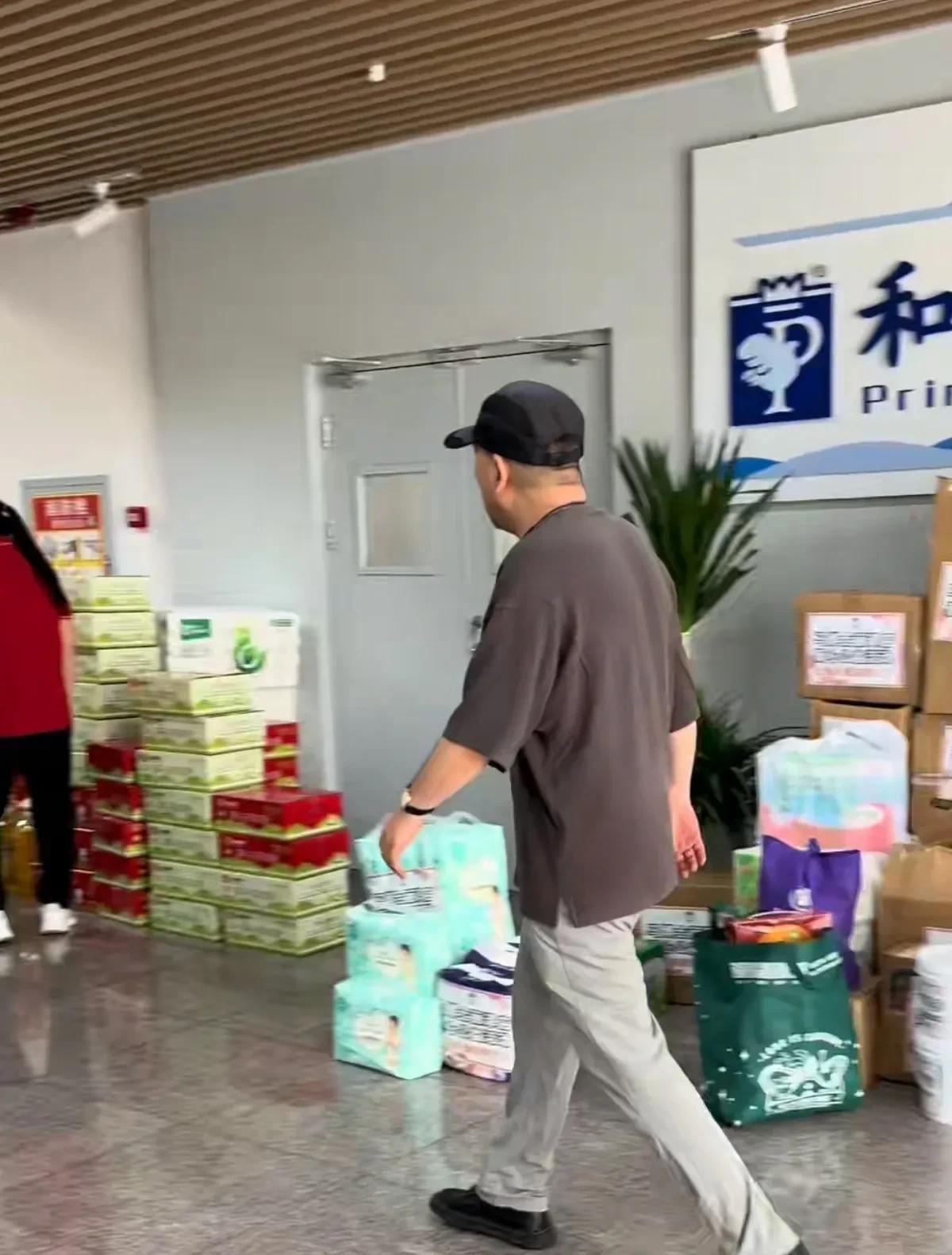 昨天上午，杨议和弟子小辉等人，拉着一批物资，到福利院献爱心。杨议此行非常低调，
