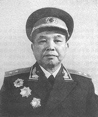 1953年，西康军区司令员刘忠西康军区司令员刘忠，得知母亲和原配还在世，便携现任